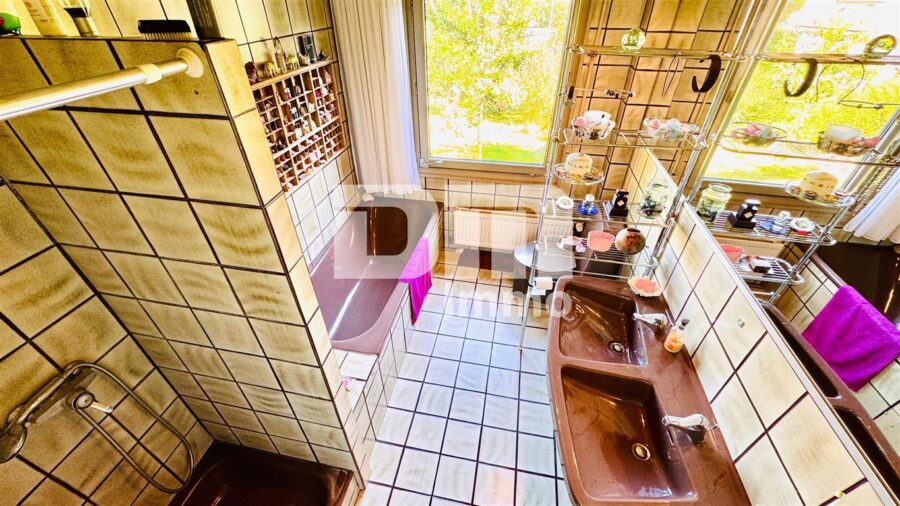 Einfamilienhaus im Bungalow-Stil + Nutzflächen / Pool / Terrasse auf riesigem Traumgrundstück - EG Badezimmer / Wanne / Dusche / Doppelwaschtisch